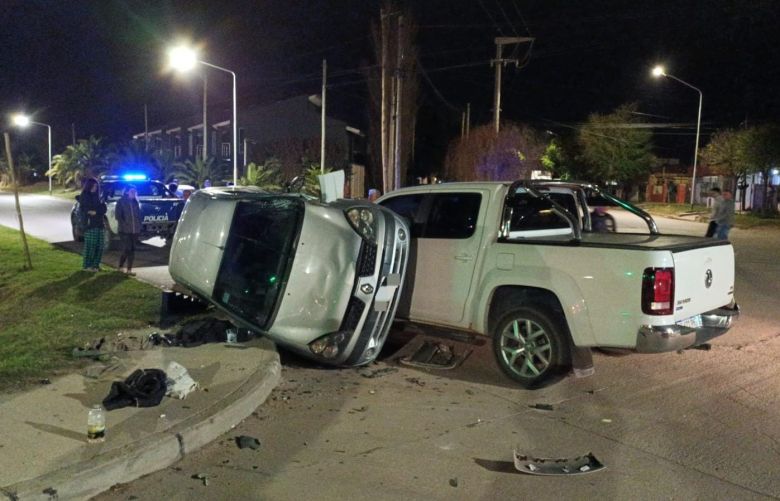 4 personas lesionadas a causa del impacto de un auto y una camioneta 