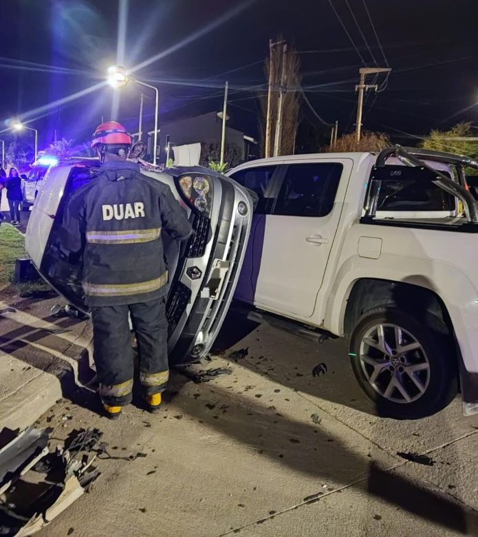 4 personas lesionadas a causa del impacto de un auto y una camioneta 