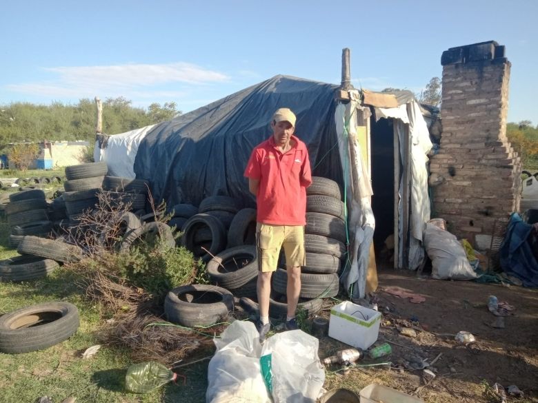 Viven con seis niños en una carpa de nylon en las periferias de Alberdi