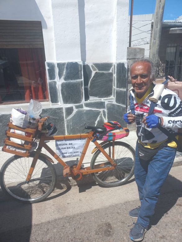 Viaja en una bicicleta de madera con destino a Luján