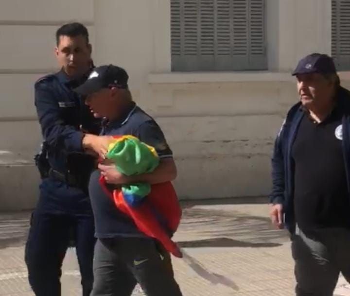 Un grupo de excombatientes bajó la bandera del orgullo LGBTIQ+ que estaba izada en la municipalidad  