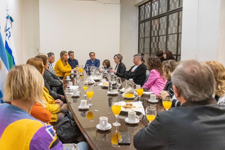 Ian Moche visitó al Intendente previa a su presentación en el teatro 