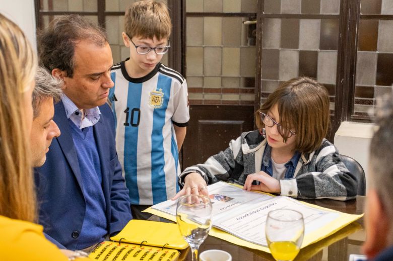 Ian Moche visitó al Intendente previa a su presentación en el teatro 