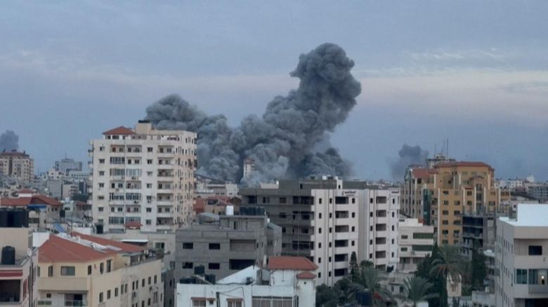 Israel redobla sus bombardeos en Gaza, donde se agrava la situación humanitaria