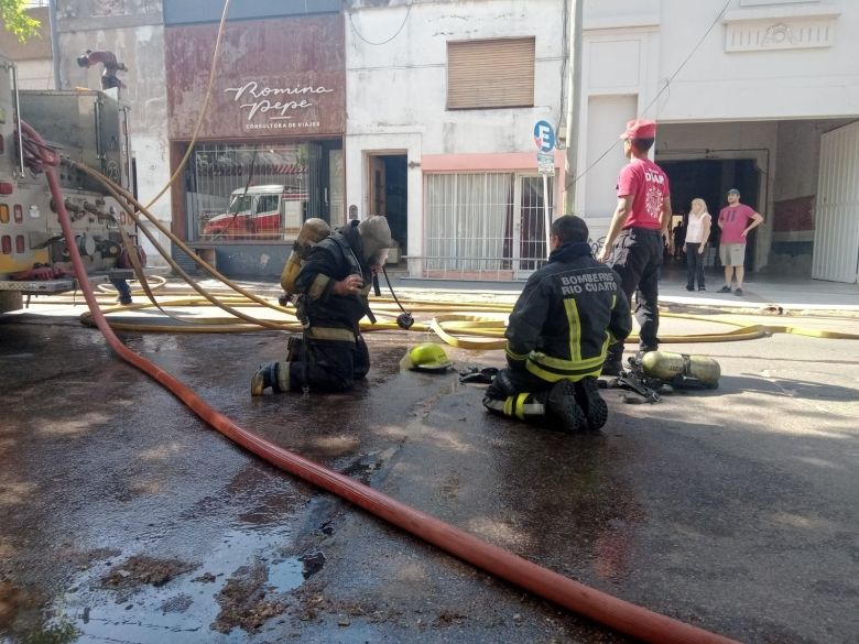 Un voraz incendio dejó sin hogar a una madre con 4 hijos 