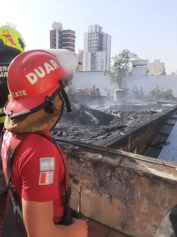 Un voraz incendio dejó sin hogar a una madre con 4 hijos 