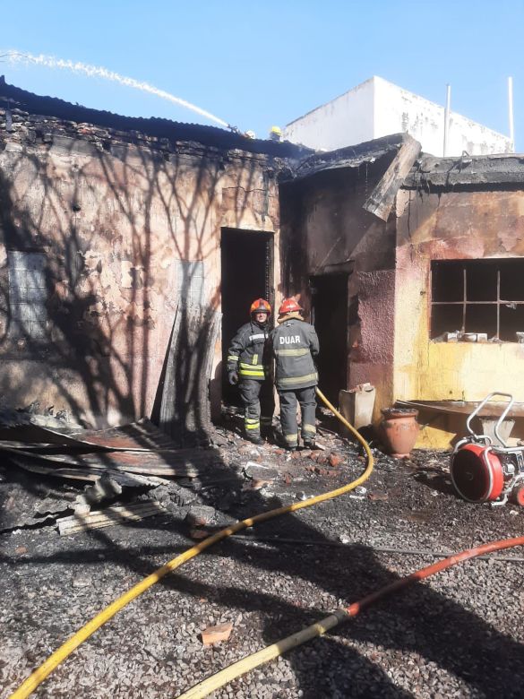 Un voraz incendio dejó sin hogar a una madre con 4 hijos 