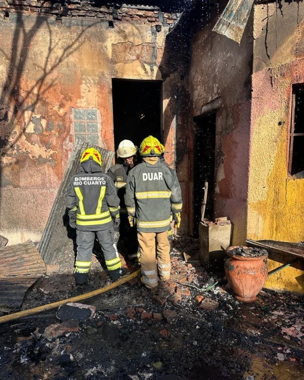 Un voraz incendio dejó sin hogar a una madre con 4 hijos 