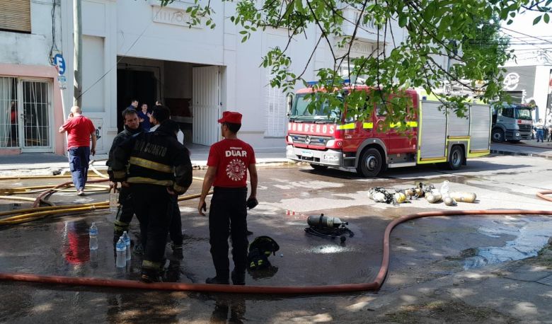 Un voraz incendio dejó sin hogar a una madre con 4 hijos 