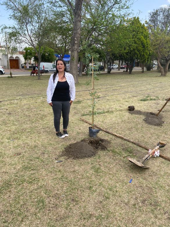 LV16 planta árboles en distintos sectores de la ciudad por los 72 años de la emisora