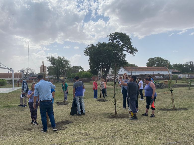 LV16 planta árboles en distintos sectores de la ciudad por los 72 años de la emisora