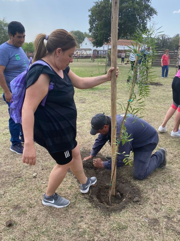 LV16 planta árboles en distintos sectores de la ciudad por los 72 años de la emisora