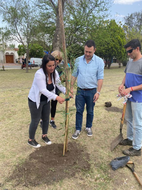 LV16 planta árboles en distintos sectores de la ciudad por los 72 años de la emisora