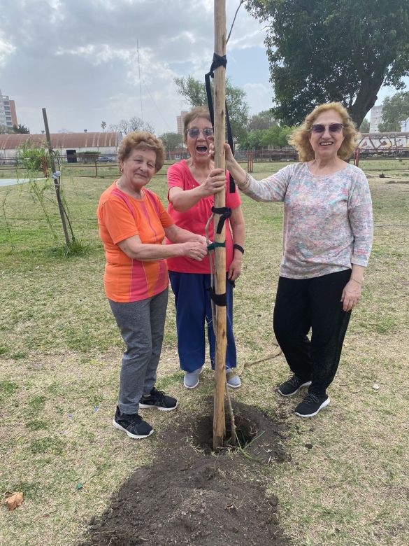 LV16 planta árboles en distintos sectores de la ciudad por los 72 años de la emisora