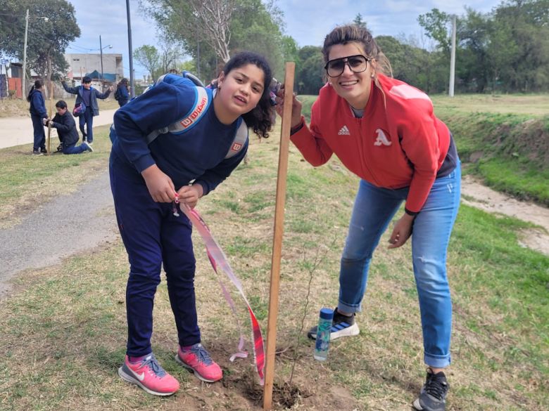 LV16 plantó árboles en distintos sectores de la ciudad por los 72 años de la emisora