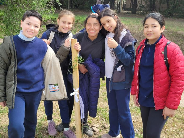 LV16 plantó árboles en distintos sectores de la ciudad por los 72 años de la emisora