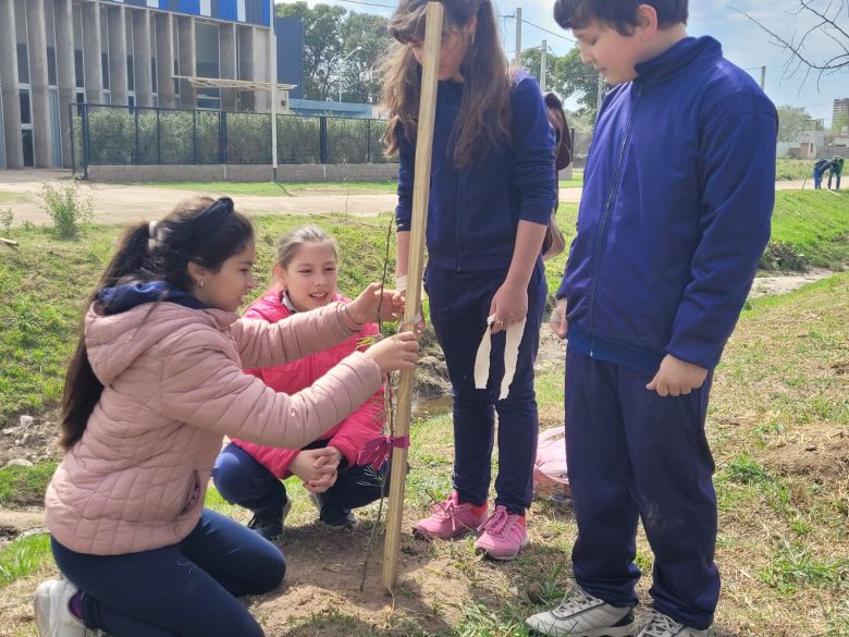 LV16 plantó árboles en distintos sectores de la ciudad por los 72 años de la emisora