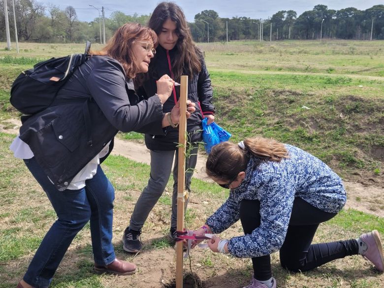 LV16 plantó árboles en distintos sectores de la ciudad por los 72 años de la emisora