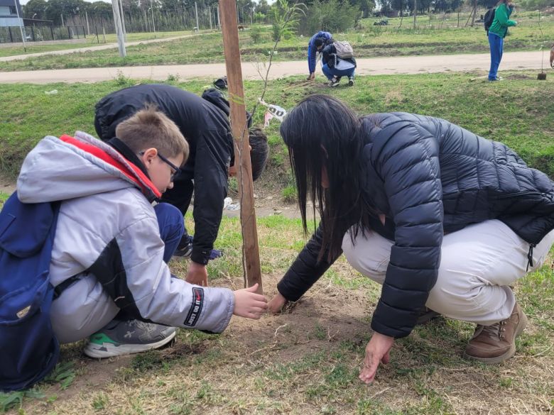 LV16 plantó árboles en distintos sectores de la ciudad por los 72 años de la emisora