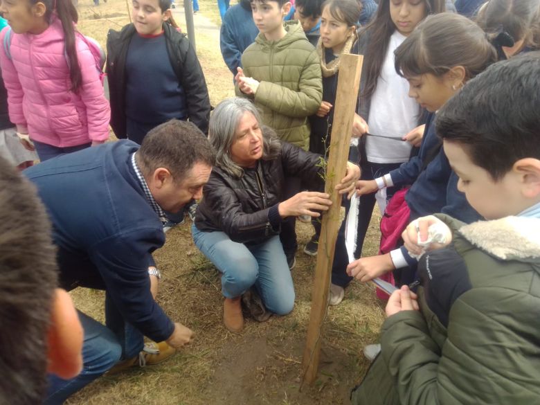 LV16 plantó árboles en distintos sectores de la ciudad por los 72 años de la emisora