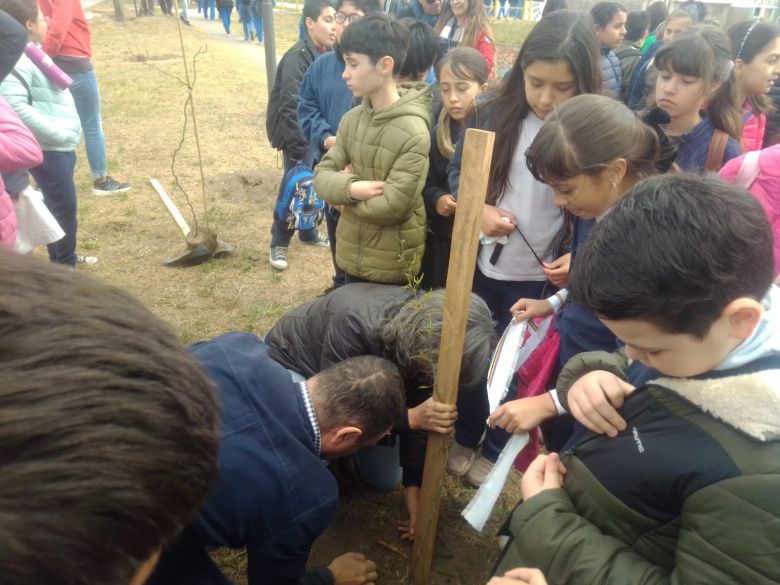 LV16 plantó árboles en distintos sectores de la ciudad por los 72 años de la emisora