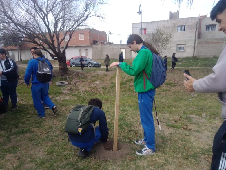 LV16 plantó árboles en distintos sectores de la ciudad por los 72 años de la emisora