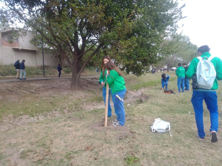 LV16 plantó árboles en distintos sectores de la ciudad por los 72 años de la emisora