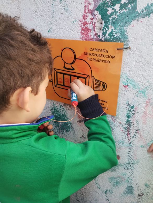 Con el objetivo de cuidar el medioambiente, en el colegio Santa Eufrasia buscan juntar 9999 botellas de plástico