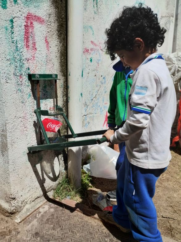 Con el objetivo de cuidar el medioambiente, en el colegio Santa Eufrasia buscan juntar 9999 botellas de plástico