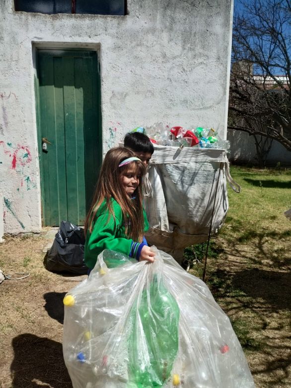 Con el objetivo de cuidar el medioambiente, en el colegio Santa Eufrasia buscan juntar 9999 botellas de plástico