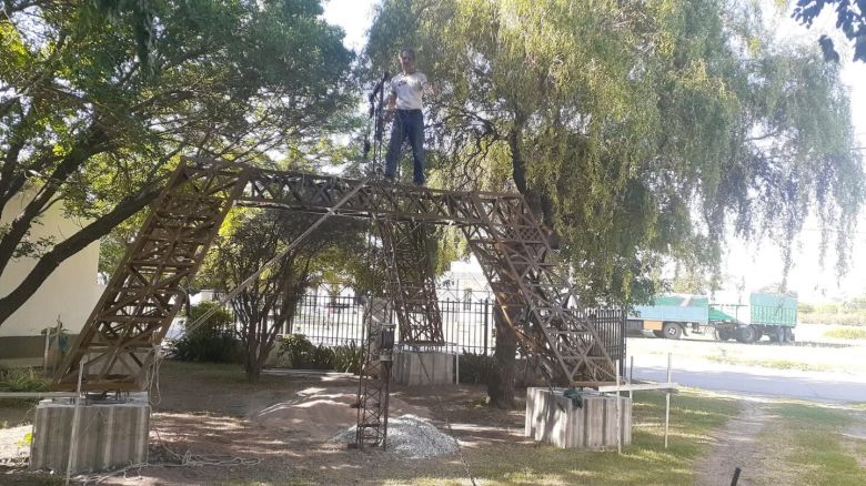 Una réplica de la Torre Eiffel en Alicia, provincia de Córdoba