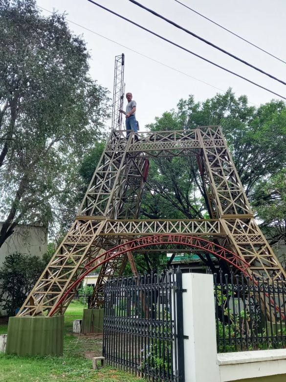 Una réplica de la Torre Eiffel en Alicia, provincia de Córdoba