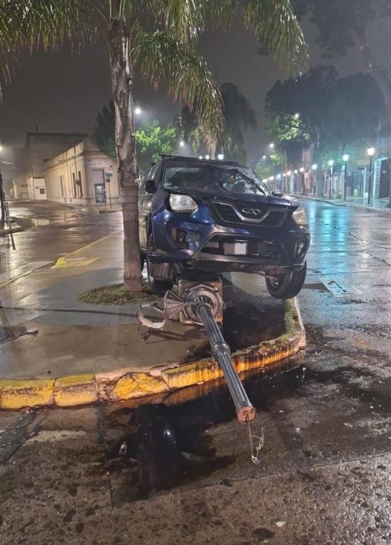 Una camioneta chocó contra el alumbrado público en el Boulevard Roca