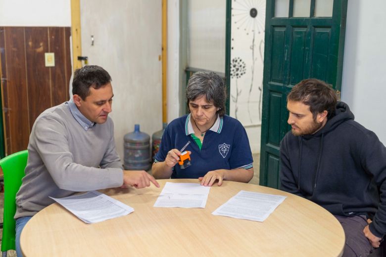 Cuidado del ambiente: firman un convenio con el colegio Santa Eufrasia para el tratamiento de plásticos