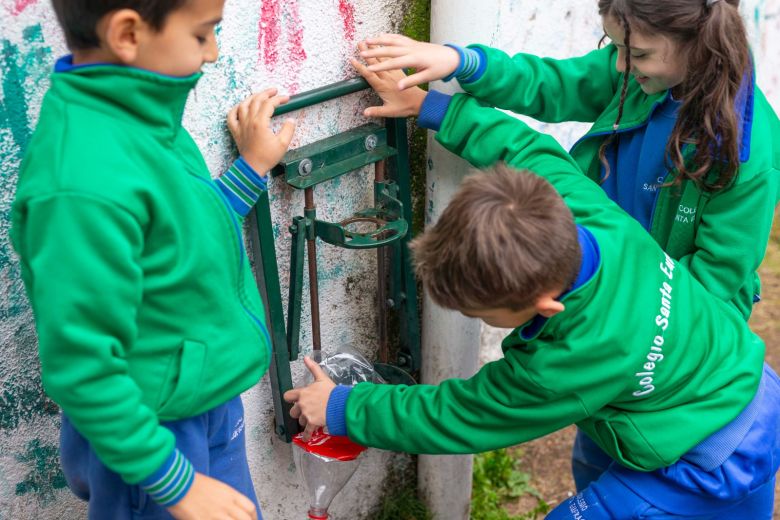 Cuidado del ambiente: firman un convenio con el colegio Santa Eufrasia para el tratamiento de plásticos