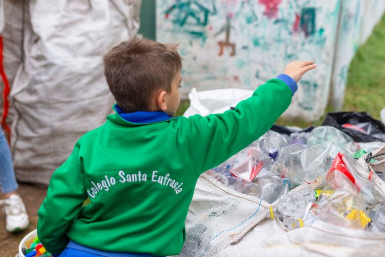 Cuidado del ambiente: firman un convenio con el colegio Santa Eufrasia para el tratamiento de plásticos