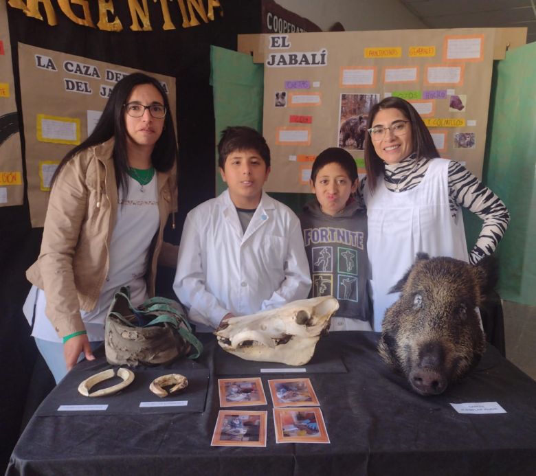 Dos alumnos carretean hacia el futuro en la escuela rural Aeronáutica Argentina 