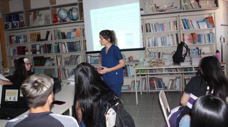 Capacitan a estudiantes secundarios en Manipulación de Alimentos