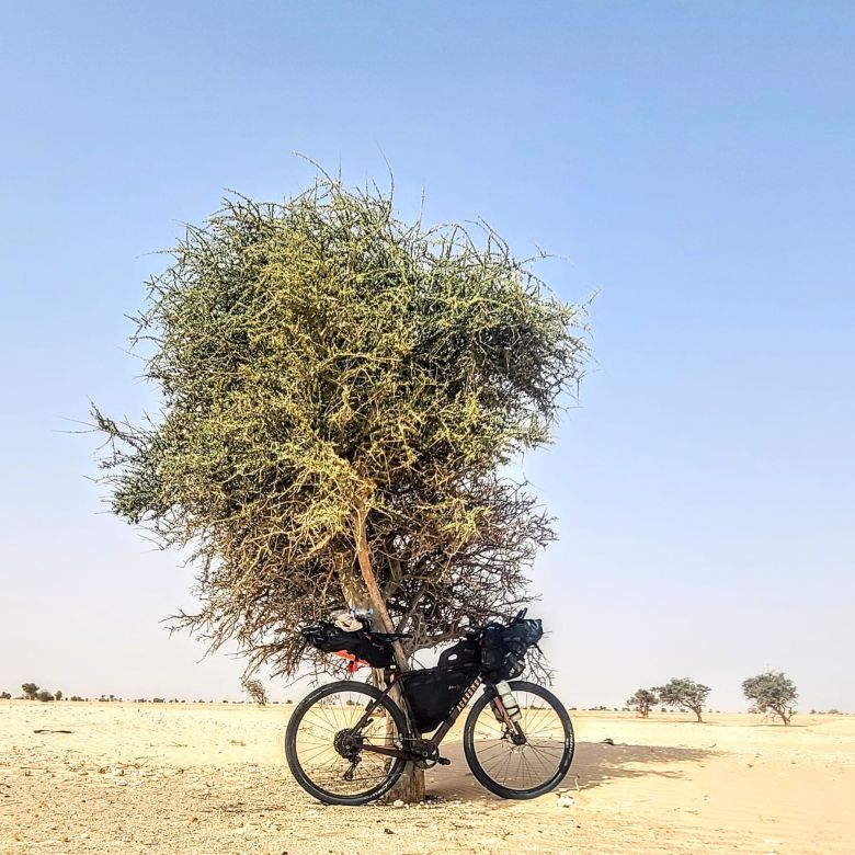 Un argentino rompió el récord Guinness tras cruzar el desierto de Sahara en bicicleta