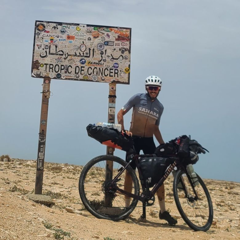 Un argentino rompió el récord Guinness tras cruzar el desierto de Sahara en bicicleta