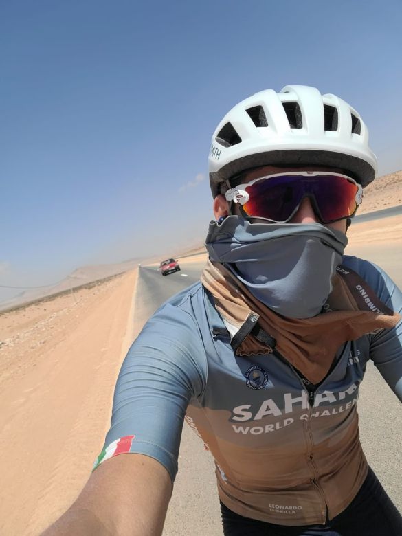 Un argentino rompió el récord Guinness tras cruzar el desierto de Sahara en bicicleta