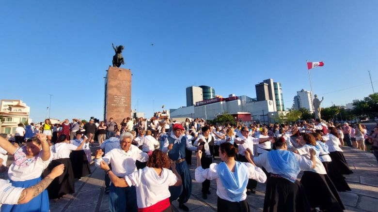 Se desarrolló el tradicional Pericón y "Marcha de los bombos" en la Plaza San Martín 