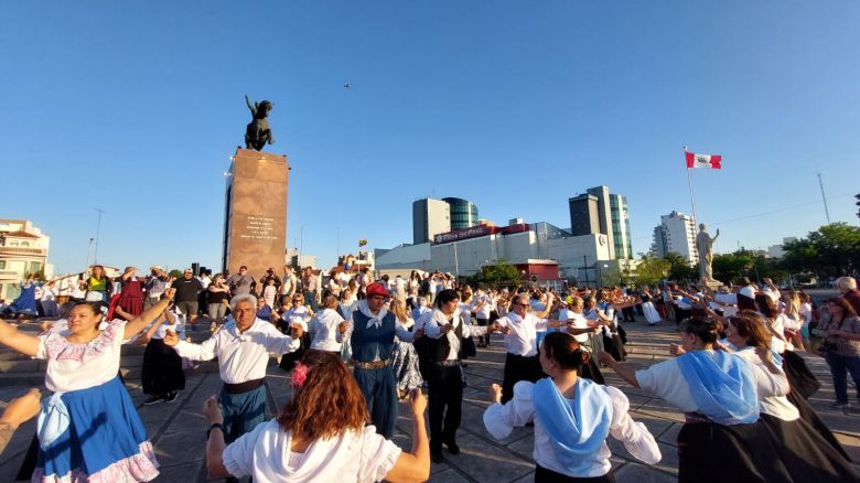 Se desarrolló el tradicional Pericón y "Marcha de los bombos" en la Plaza San Martín 