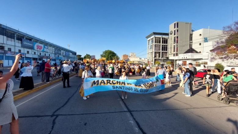 Se desarrolló el tradicional Pericón y "Marcha de los bombos" en la Plaza San Martín 