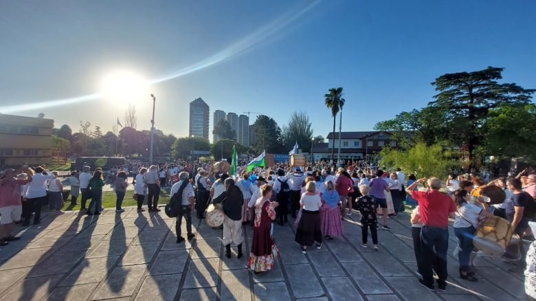 Se desarrolló el tradicional Pericón y "Marcha de los bombos" en la Plaza San Martín 