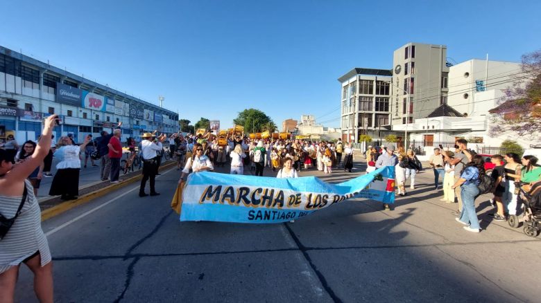 Se desarrolló el tradicional Pericón y "Marcha de los bombos" en la Plaza San Martín 