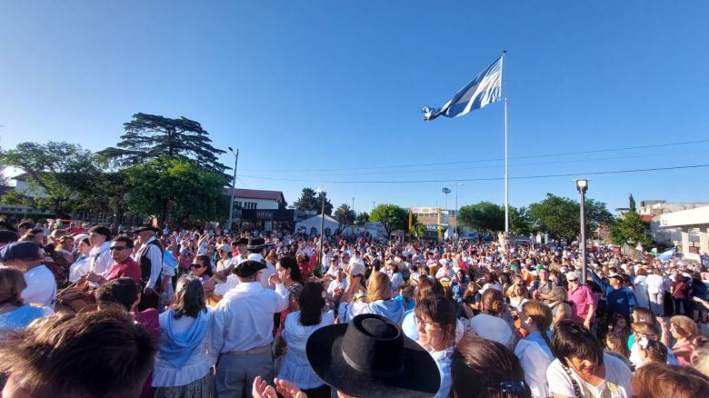 Se desarrolló el tradicional Pericón y "Marcha de los bombos" en la Plaza San Martín 