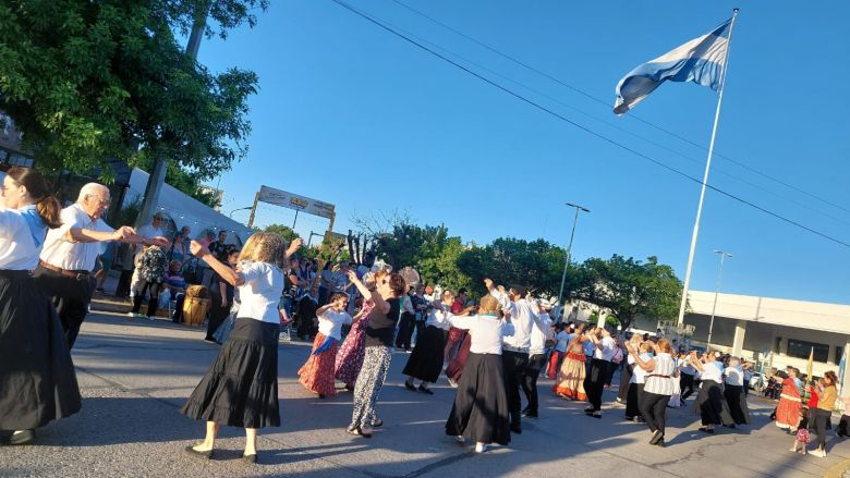 Se desarrolló el tradicional Pericón y "Marcha de los bombos" en la Plaza San Martín 