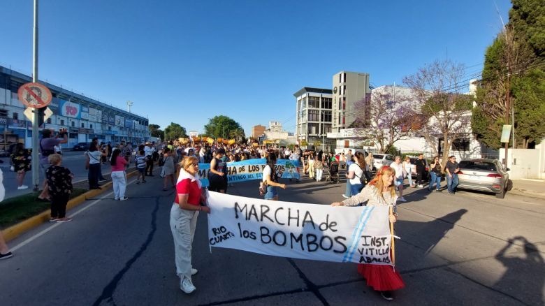 Se desarrolló el tradicional Pericón y "Marcha de los bombos" en la Plaza San Martín 