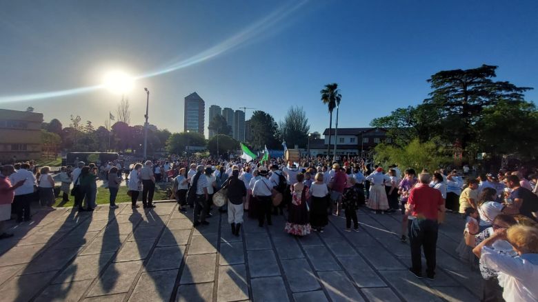 Se desarrolló el tradicional Pericón y "Marcha de los bombos" en la Plaza San Martín 